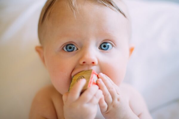 Photo Baby holding book